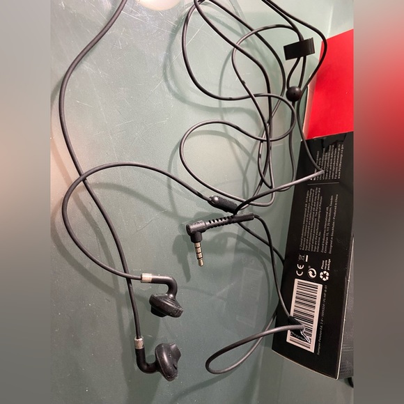 Peloton Urbanears Sumpan Earbuds - Picture 6 of 6